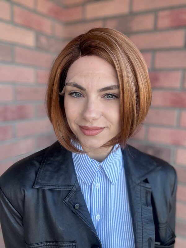 Peruka "Lamia" Lace Front (T) bob dł.ok25 cm ,lace front ,przedz. z lewej strony,czepek 54-57 cm