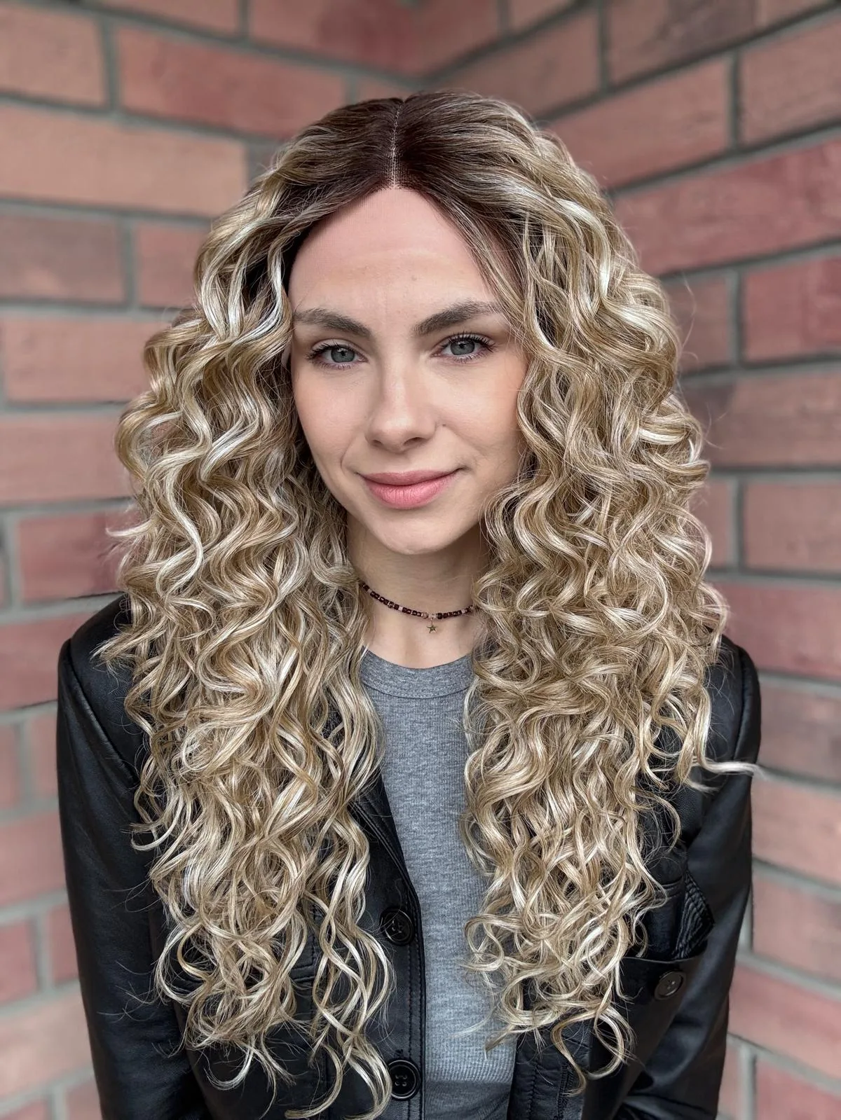 Peruka "Consuela" loki, czepek Lace Front , dostępna w wielu kolorach