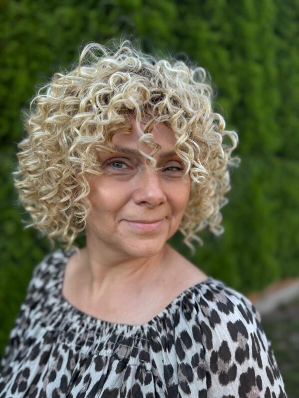Peruka "Tami" dostępna w wielu kolorach