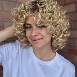 Peruka "Missy", dostępna w wielu kolorów