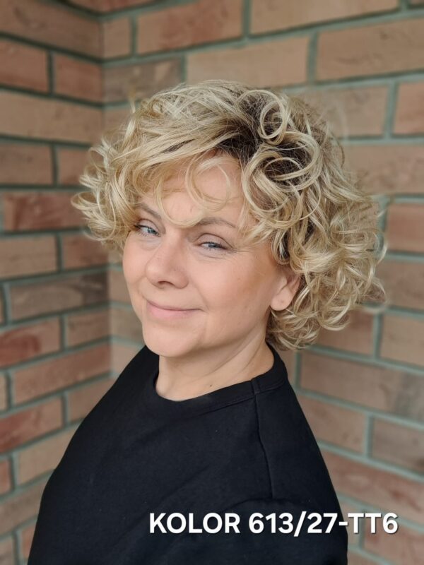 Peruka ”Tora” dostępna w wielu kolorach (m.in. blond, brąz, rudy), fryzura włosy półdługie z lokami z efektem tapiru, damska syntetyczna - termiczna - obrazek 7