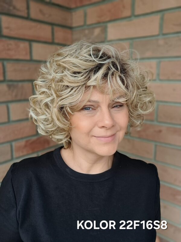 Peruka ”Tora” dostępna w wielu kolorach (m.in. blond, brąz, rudy), fryzura włosy półdługie z lokami z efektem tapiru, damska syntetyczna - termiczna