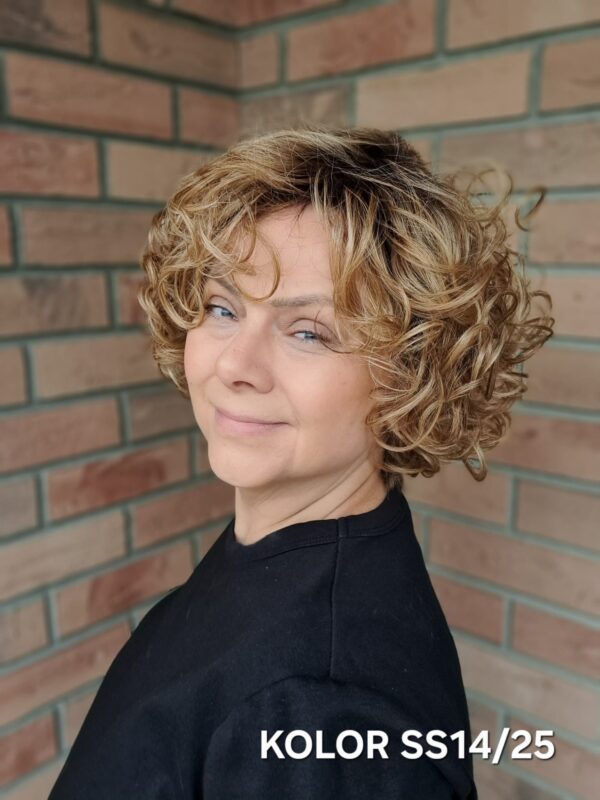 Peruka ”Tora” dostępna w wielu kolorach (m.in. blond, brąz, rudy), fryzura włosy półdługie z lokami z efektem tapiru, damska syntetyczna - termiczna - obrazek 4